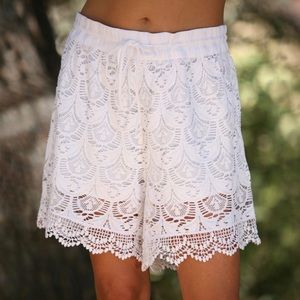 Amanda’s Collection Size 1X White Lace Shorts